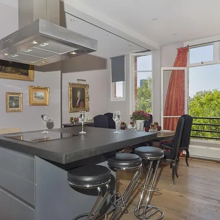 A Glorious 4br-3ba Apt In Tour Eiffel Paris