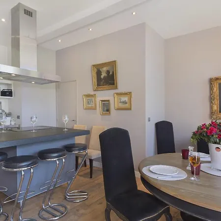 A Glorious 4br-3ba Apt In Tour Eiffel