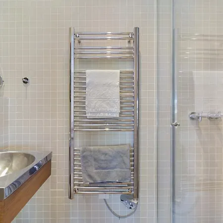 A Glorious 4br-3ba Apt In Tour Eiffel *