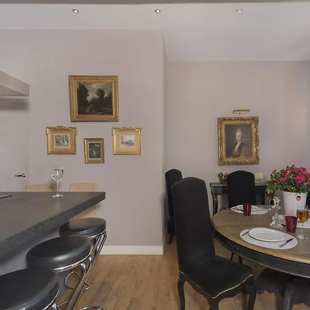 A Glorious 4br-3ba Apt In Tour Eiffel *